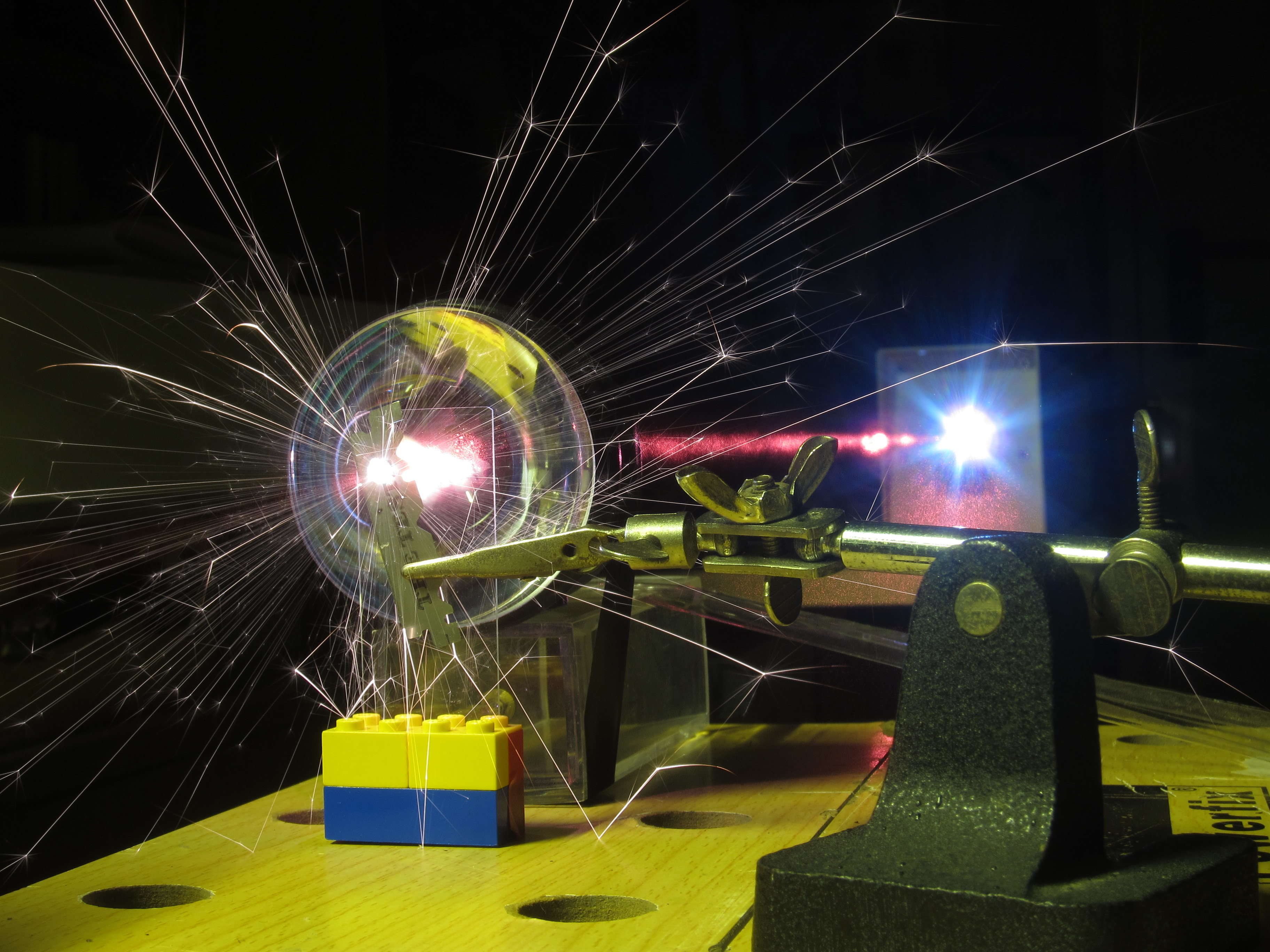 Come costruirsi un VERO LASER nel proprio garage e rimanere umili... project image