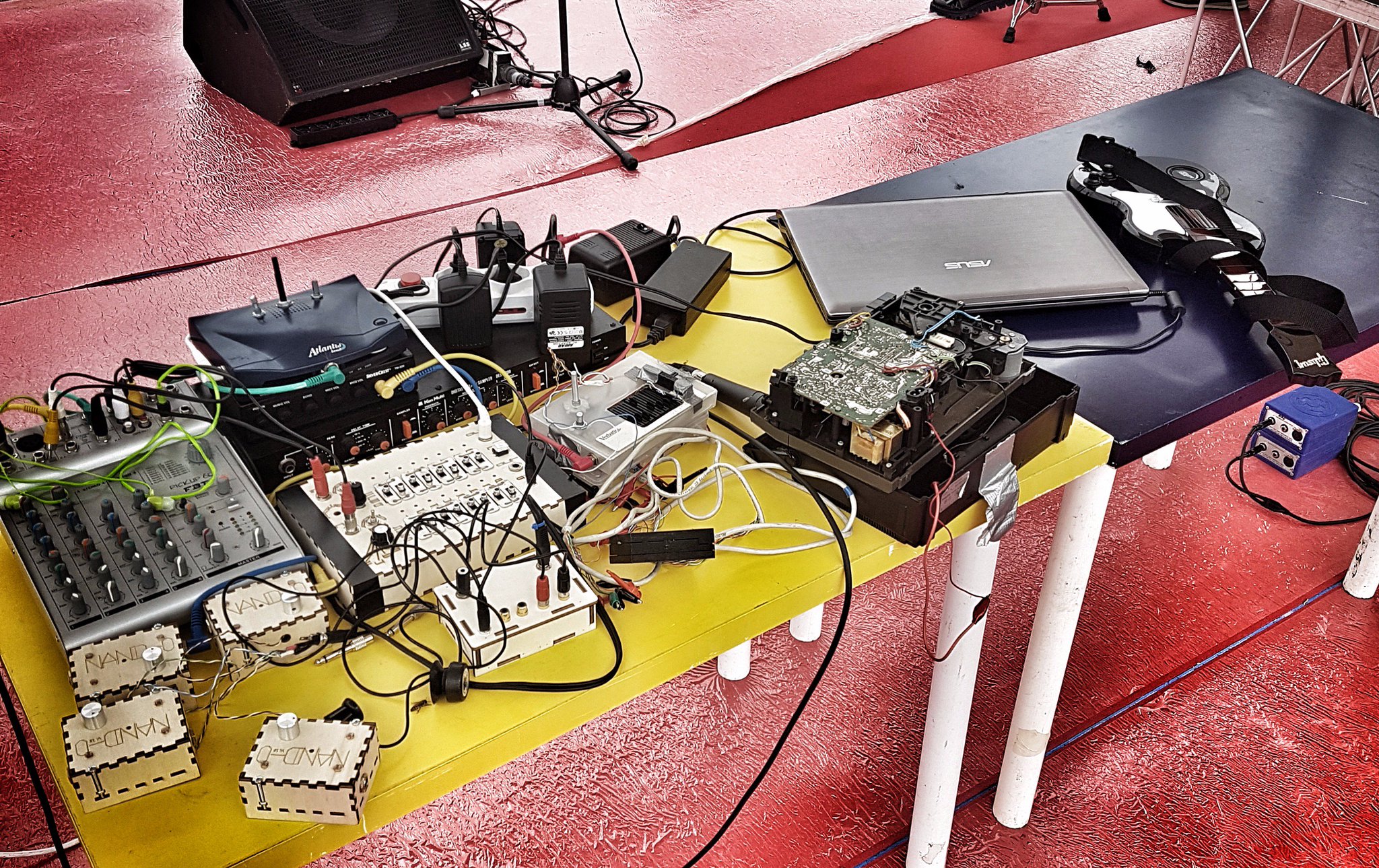 NAND-0 e compagni: semplice orchestra rumorosa, onde quadre ed elettromagnetiche project image
